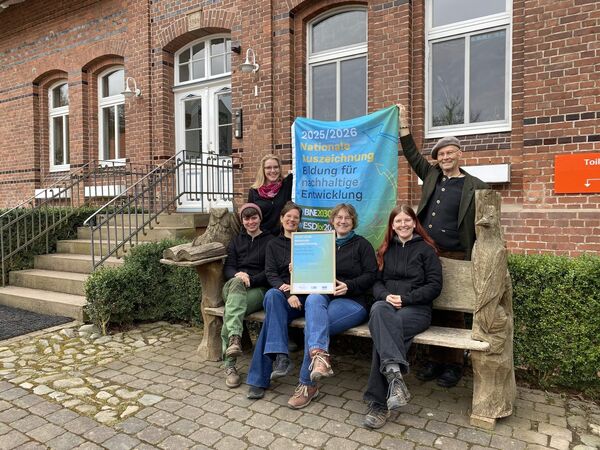 Heinz Sielmann Stiftung erhält Auszeichnung für nachhaltige Umweltbildung Team Umweltbildung auf Gut Herbigshagen präsentiert Urkunde und Fahne