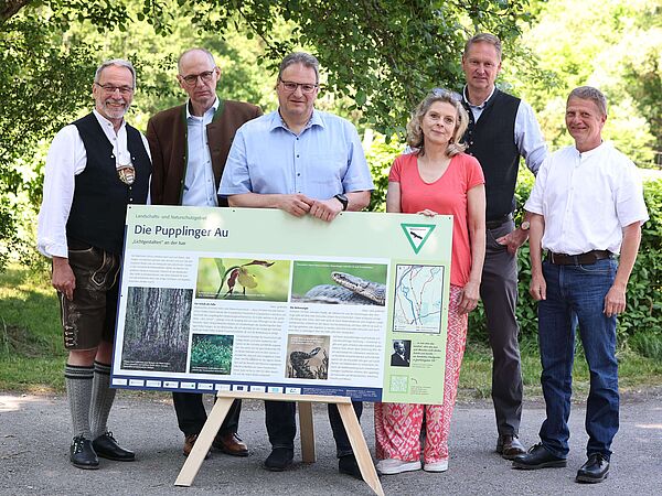 V. l.: Martin Kiechl (Isartalverein e. V.), Hubert Oberhauser (1. Bürgermeister, Gemeinde Egling), Josef Niedermaier (Landrat Bad Tölz-Wolfratshausen), Dr. Andrea Hübner (Margarete Ammon Stiftung), Prof. Volker Zahner (Heinz Sielmann Stiftung). Gruppenfoto