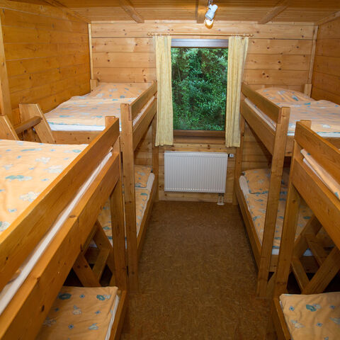 Zimmer mit vier Doppelstockbetten in der Dachsburg, Holzmöbel und Holz-Wandvertäfelung