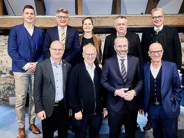 Gruppenfoto mit den Symposiumsteilnehmern bei den Benediktbeurer Gesprächen 2023.   Obere Reihe von links: Benedikt Hartmann, Dr. Fritz Brickwedde, Sarah Wiener, Walter Heidl, Florian Streibl. Untere Reihe von links: Dr. Norbert Schäffer, Pater Karl Geißinger, Manfred Weber, Dr. Lutz Spandau