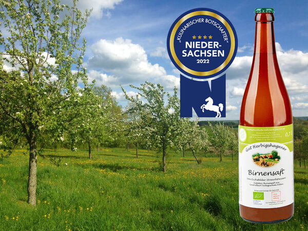 Saft + Logo + Streuobstwiese Eine Flasche vom Gut Herbigshagener Birnensaft neben dem Gütesiegel, im Hintergrund die Gut Herbigshagener Streuobstwiese