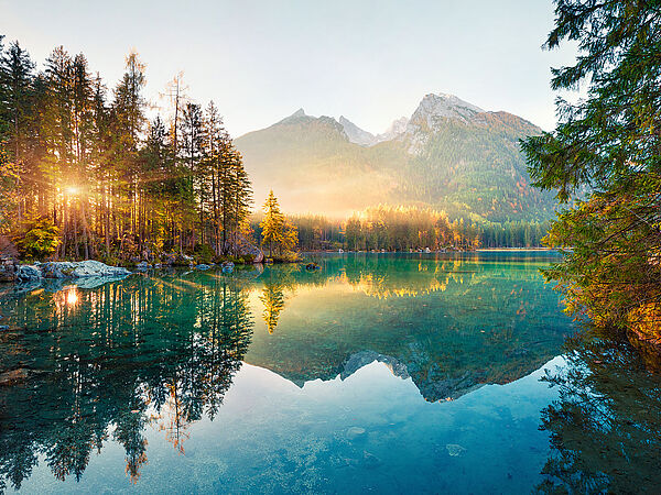 Hintersee Sonnenaufgang Herbstsonnenaufgang über dem Hintersee. Malerische Morgenansicht der bayerischen Alpen