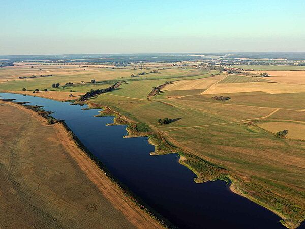 Die Mittelelbe. Weiter hinten im Bild lässt sich der noch vorhandene Auslaufgraben der Alten Elbe Bösewig erahnen. 