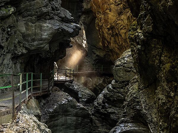 Blick ins Innere der Klamm mit ihren Felswänden und Stegen