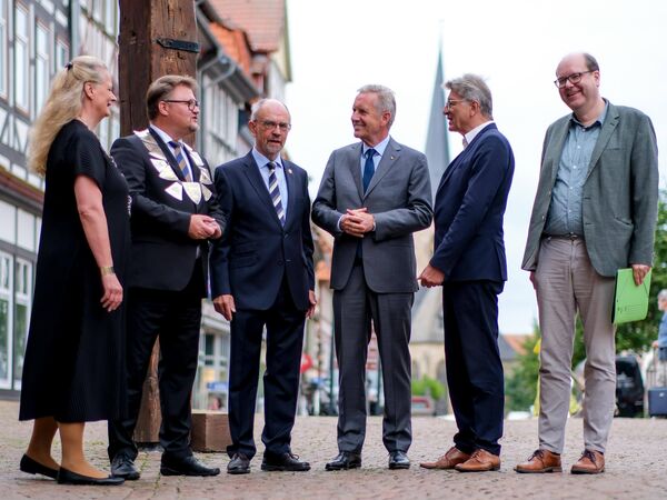 30 Jahre Heinz Sielmann Stiftung: Festakt im historischen Rathaus Duderstadt Gruppenbild vor dem Duderstädter Rathaus