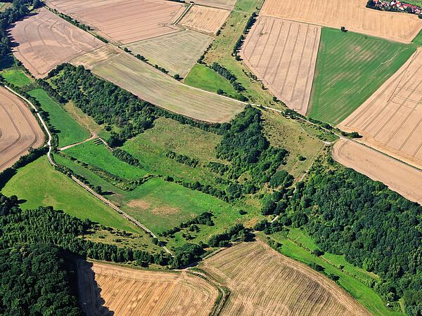 Luftbild vom Grünen Band zwischen Gerblingerode und Duderstadt in Niedersachsen und Ecklingerode in Thüringen. © Klaus Leidorf Luftbild vom Grünen Band zwischen Gerblingerode und Duderstadt in Niedersachsen und Ecklingerode in Thüringen. © Klaus Leidorf