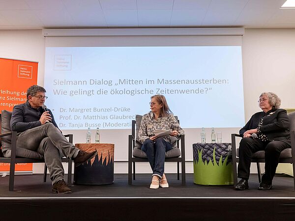Gespräch Ehrenpreisverleihung Die Preisträger Prof. Dr. Matthias Glaubrecht (links) und Dr. Margret Bunzel-Drüke (rechts) im Gespräch mit Moderatorin Tanja Busse (Mitte)