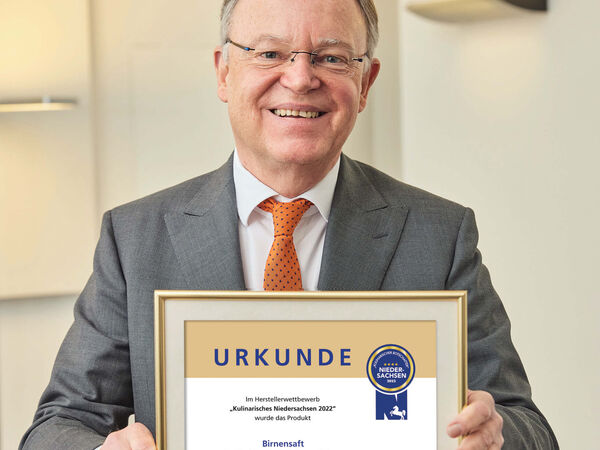 Urkunde Birnensaft Ministerpräsident Stephan Weil mit der Urkunde für den Gut Herbigshagener Birnensaft