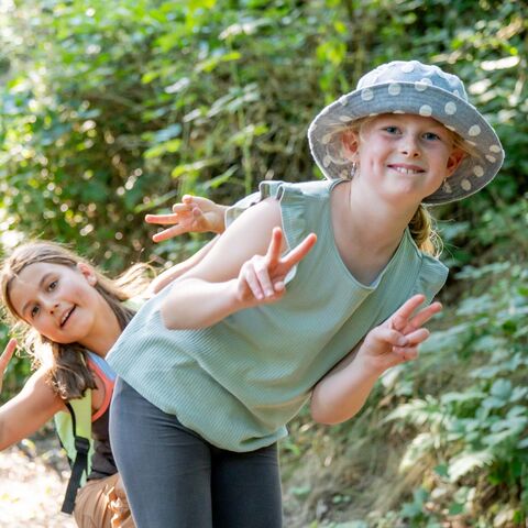Kinder haben Spaß beim Klettern auf dem Baummarder-Kletterpfad Gut Herbigshagen