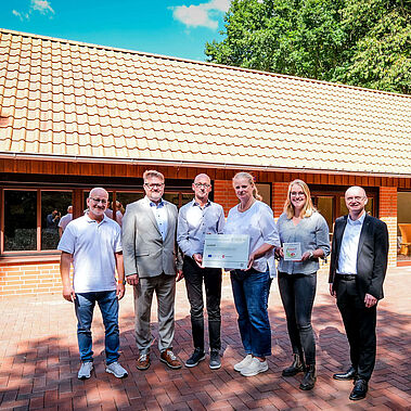 Personengruppe steht vor dem Gut Herbigshagener Bienenhaus