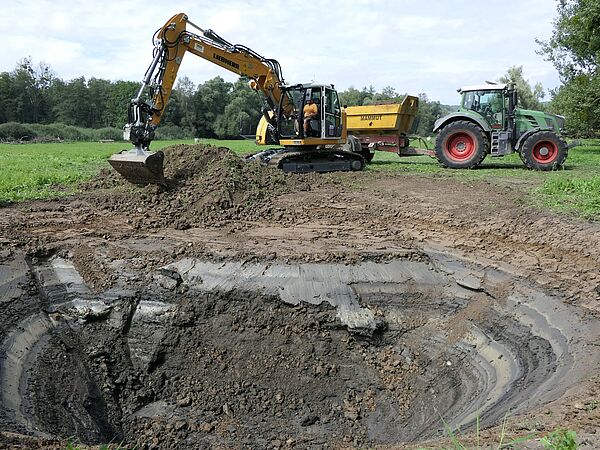 Aushub am Alten Binninger See Zwei Probelöcher wurden mit dem Bagger ausgehoben.